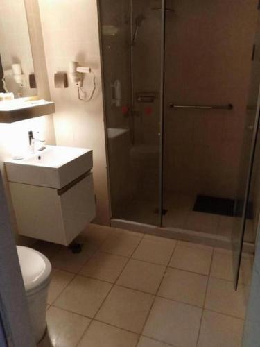 Ένα μπάνιο στο Jinjiang Inn Select Xixian New Distict Century Avenue