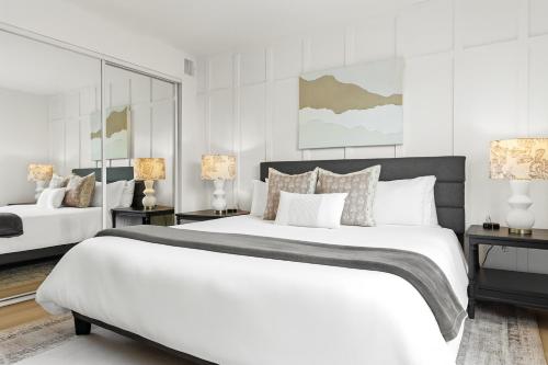 Ένα ή περισσότερα κρεβάτια σε δωμάτιο στο Cozy 1BR Retreat with King Bed in Royal Oak