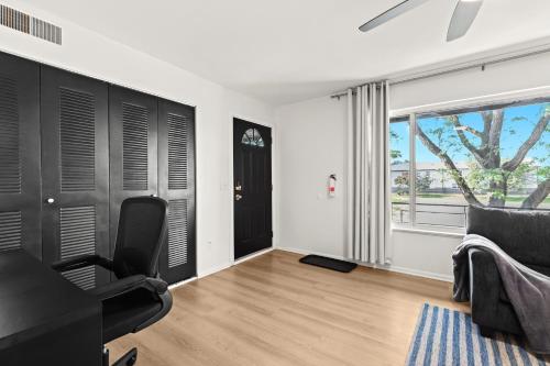 Ruang duduk di Stylish 1BR Upper Flat in Vibrant Royal Oak