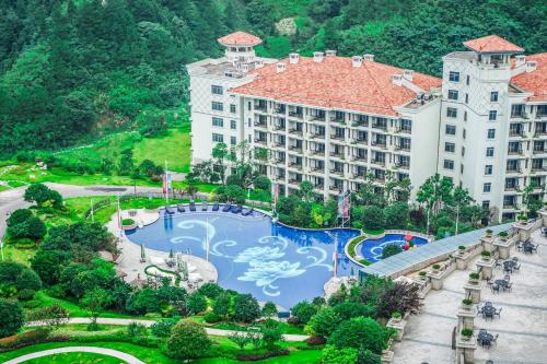 eine Luftaufnahme eines Resorts mit Swimmingpool in der Unterkunft Zhangjiajie Country Garden Phoenix Suites Hotel in Zhangjiajie