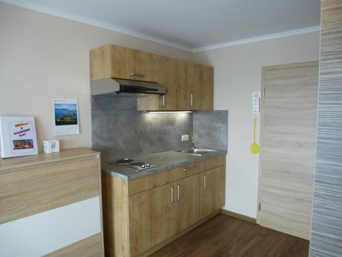 Kuchyň nebo kuchyňský kout v ubytování Hotel-Gasthof "Zum Bartl"