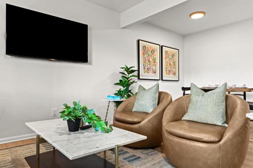 Televisyen dan/atau pusat hiburan di Stylish 1BR Upper Flat in Vibrant Royal Oak