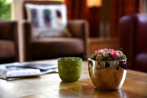 a bowl of flowers sitting on a table at Buitenplaats Gerner in Dalfsen