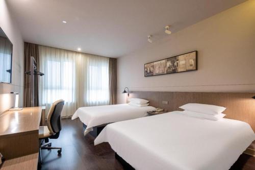Katil atau katil-katil dalam bilik di Jinjiang Inn Select Heze Wanxiang Plaza Guiling Road