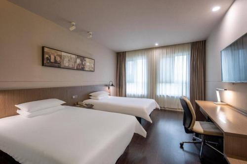 Katil atau katil-katil dalam bilik di Jinjiang Inn Select Heze Wanxiang Plaza Guiling Road