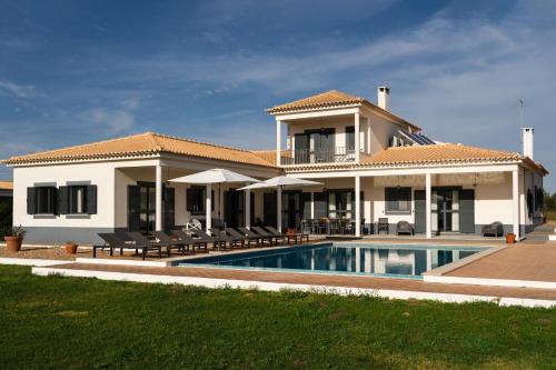 a house with a swimming pool in front of it at Grande Setubal Villa 5 Bedrooms Villa Monte Maria Pratas in Setúbal