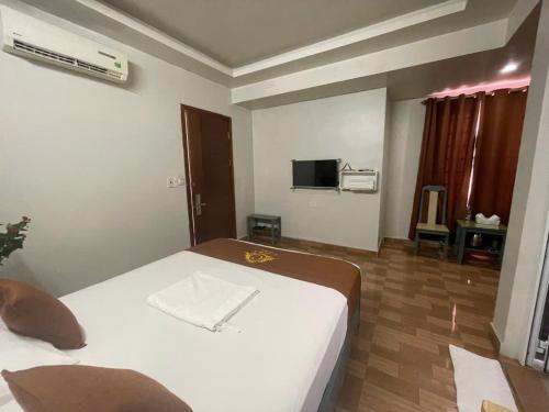 Una televisión o centro de entretenimiento en Cozi Hotel