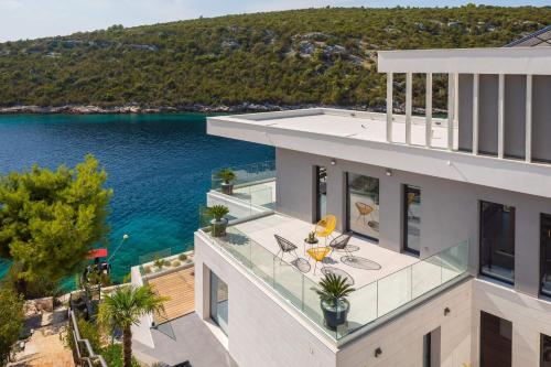 Villa Lijub Seafront - 4 Bedroom Villa - Stunning Sea Views - Gym And Wifi