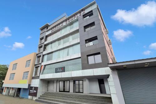 贾姆谢德布尔Hotel O Vira的前面有楼梯的建筑