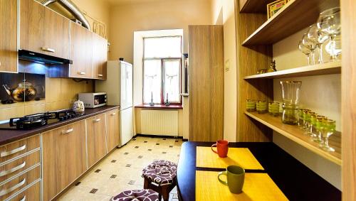 une petite cuisine avec une table et une fenêtre dans l'établissement Apartments Nekrasova-Rufa 23, à Lviv