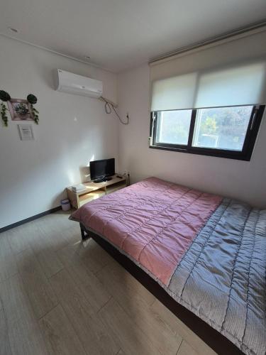 Yolo Houseにあるベッド