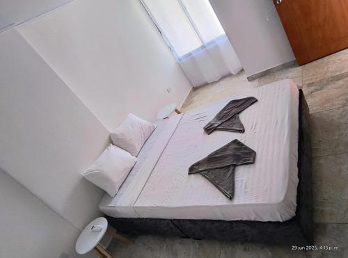 a bedroom with a bed with two arrows on it at Apartamento Vacacional in Mariquita