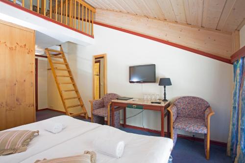 a bedroom with a bed and a desk and a ladder at Skogstad Hotel - Unike Hoteller in Hemsedal