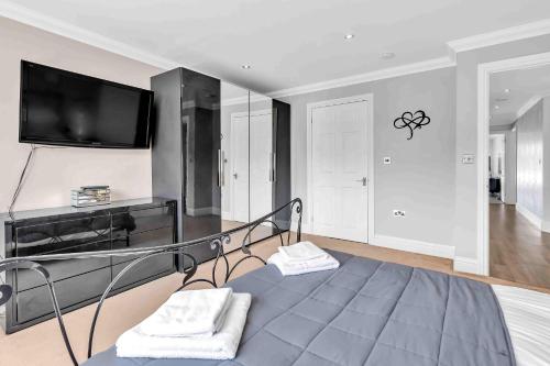 Ένα ή περισσότερα κρεβάτια σε δωμάτιο στο Sea Downs House with Free Parking By My Getaways