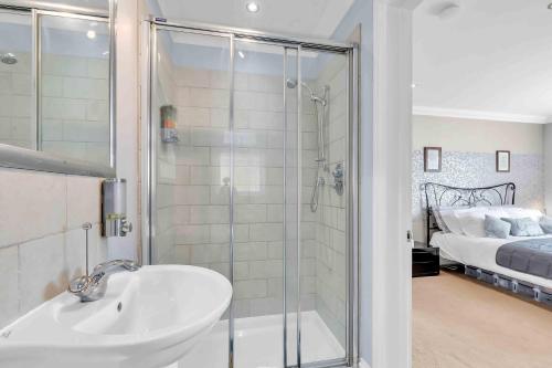Ένα μπάνιο στο Sea Downs House with Free Parking By My Getaways