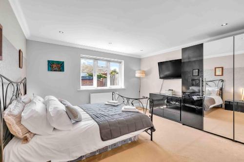 Ένα ή περισσότερα κρεβάτια σε δωμάτιο στο Sea Downs House with Free Parking By My Getaways