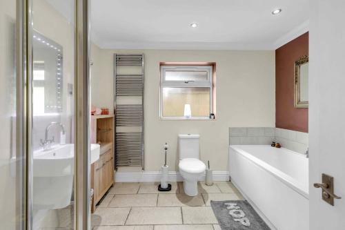 Ένα μπάνιο στο Sea Downs House with Free Parking By My Getaways