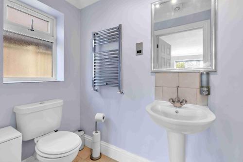 Ένα μπάνιο στο Sea Downs House with Free Parking By My Getaways