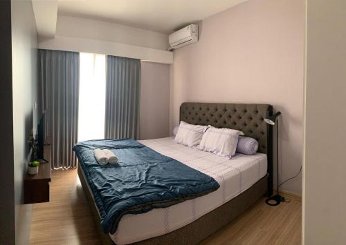 Ένα ή περισσότερα κρεβάτια σε δωμάτιο στο Apartemen SkyHouse 3 BR Bristol 10th Floor