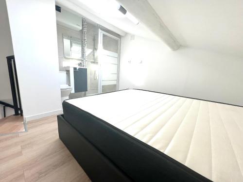 une chambre avec un grand lit dans une pièce dans l'établissement 22G DUPLEX T2 Lumineux à Marseille, à Marseille