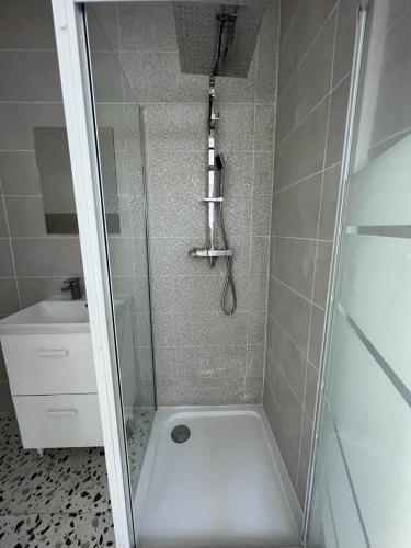 une douche avec une porte vitrée dans une salle de bain dans l'établissement 22G DUPLEX T2 Lumineux à Marseille, à Marseille
