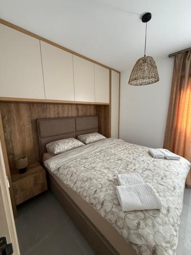 ein Schlafzimmer mit einem großen Bett mit zwei Handtüchern darauf in der Unterkunft APARTTLu in Kotor