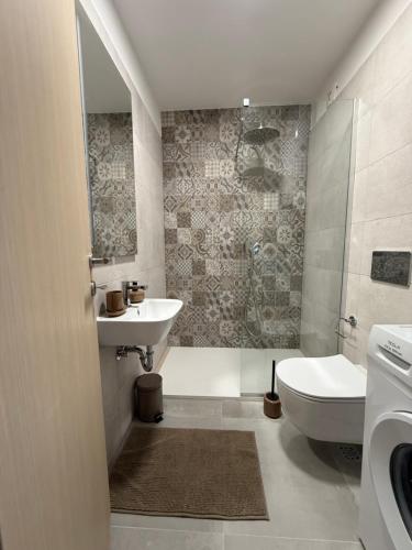 ein Badezimmer mit Waschbecken und Toilette in der Unterkunft APARTTLu in Kotor