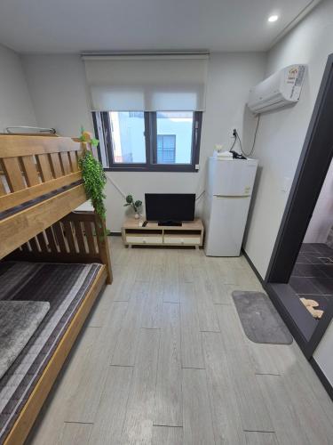 Yolo Houseにあるキッチンまたは簡易キッチン
