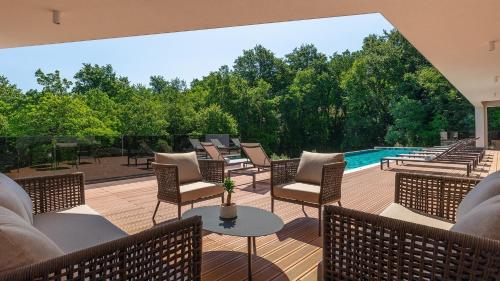 Magnificent Istria Villa Villa Green Oasis 4 Bedrooms Spacious Sun Terrace With Outdoor Heated Pool Labinの敷地内または近くにあるプール