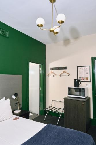 Η κουζίνα ή μικρή κουζίνα στο The Stirling Arms Hotel