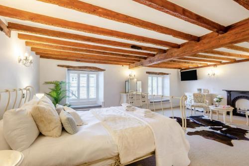 a bedroom with a large bed and a living room at 4 Bed in Cartmel oc-d31802 in Cartmel