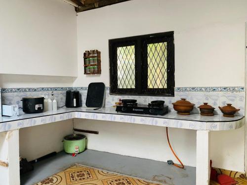 マータラにあるChill Hostel Madihaのキッチン(カウンター付)