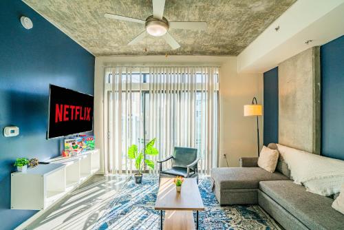 a living room with a couch and a ceiling fan at Adorable 1BD - Central Downtown - Gym, Pool, Parking in Phoenix