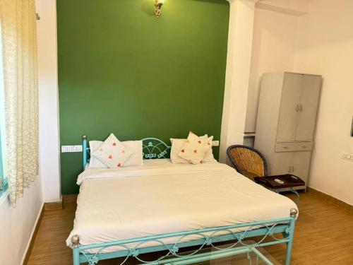 Una cama o camas en una habitación de Unplanned Hostel Udaipur