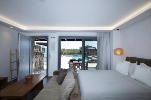 En eller flere senge i et værelse på KK Mykonos Village