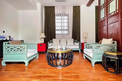 a living room with two couches and a table at No.3 Garden Hotel in Pi-chi Kuan