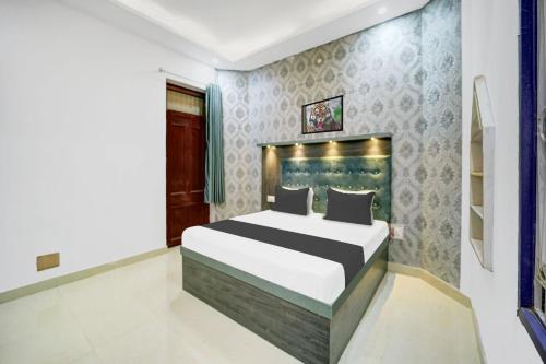 a bedroom with a bed in a room at Hotel O Sunrise in Dānāpur