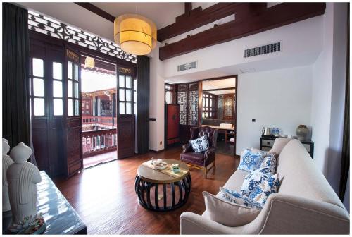 a living room with a couch and a table at No.3 Garden Hotel in Pi-chi Kuan