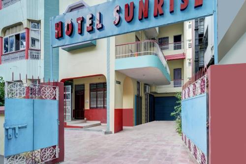 a hotel with a sign that reads hotel sunrise at Hotel O Sunrise in Dānāpur
