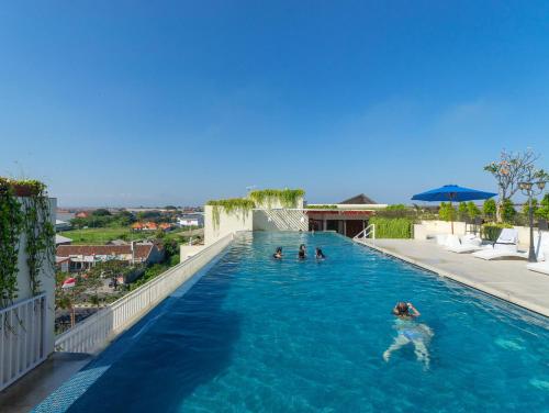 Kolam renang di atau dekat dengan Atanaya Kuta Bali