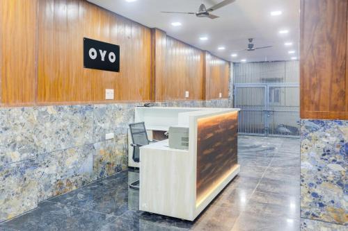 Hotel O Mother Touch في Indirapuram: مكتب مع علامة XO على الحائط