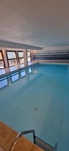une grande piscine dans un grand bâtiment dans l'établissement Appart bien situé, belle presta, à Orcières