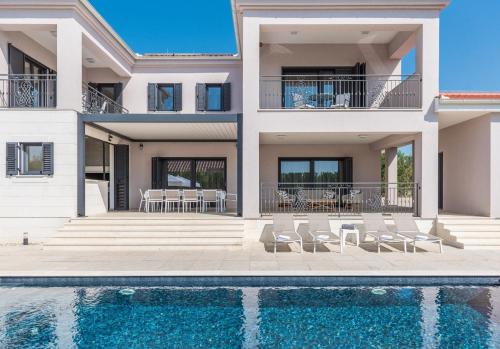 Πισίνα στο ή κοντά στο Luxurious Zadar Villa 5 Bedrooms Villa Tranquil Adore Private Heated Pool & Billiards Table Dalmatia