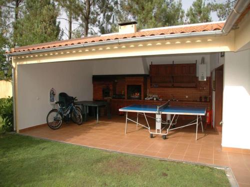 einen Pavillon mit einer Tischtennisplatte im Hinterhof in der Unterkunft Splendid Ponte De Lima Villa 6 Bedrooms Villa Coura Coura Valley Views in Ponte de Lima
