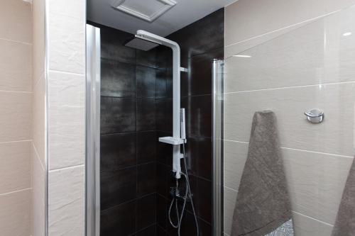 een douche met een glazen deur in een badkamer bij Suite Golf Caleta Abril in Caleta De Fuste