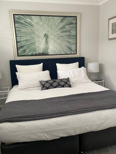 Ένα ή περισσότερα κρεβάτια σε δωμάτιο στο Hamptons House Mudgee -Lux Stays