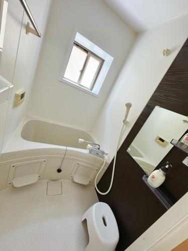 a bathroom with a toilet and a sink and a window at Osaka Castle Park Station, 10 minutes walk to Kyobashi Station, direct access to Shinsaibashi, Umeda, Kansai Airport, Kyoto, Nara, USJ, can accommodate up to 10 people in Wada
