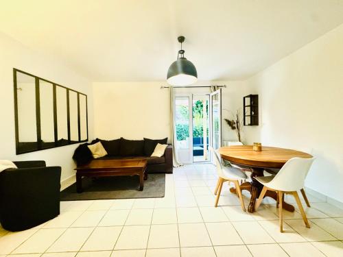 un salon avec une table et un canapé dans l'établissement La jocondie, à Joué-lès-Tours