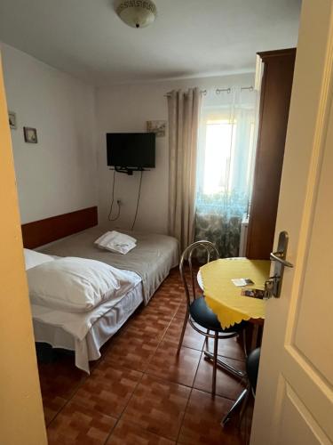 a hotel room with two beds and a table at Willa Rodzinna in Mielno