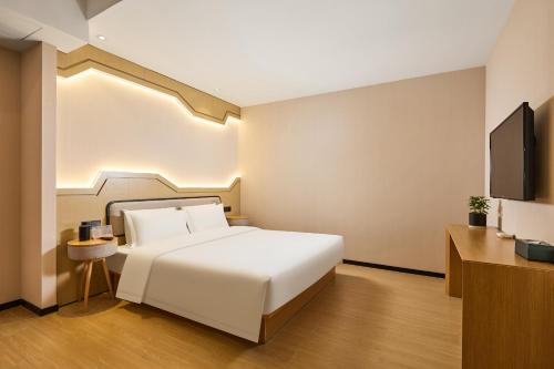 Katil atau katil-katil dalam bilik di Vyluk Hotel Xiangshan Wanda Plaza